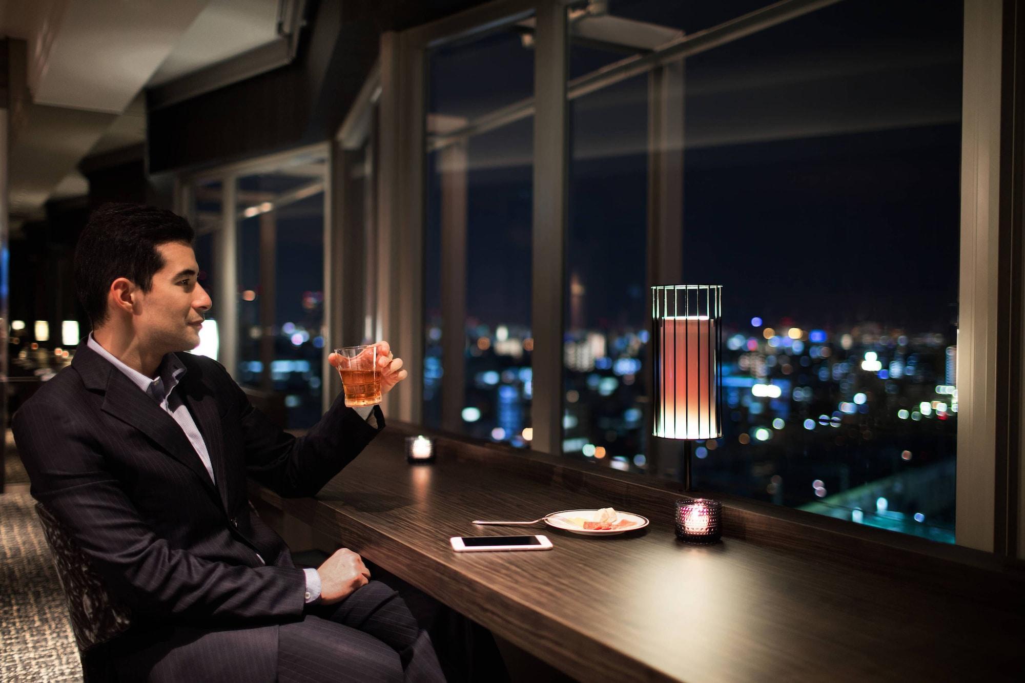 Courtyard By Marriott Shin-Osaka Station Hotel Exterior foto A man drinking at a bar